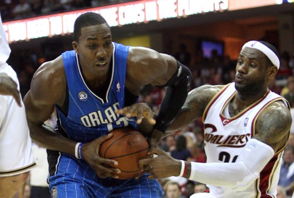 配资证券网 霍华德防守啥级别？杨毅：弹跳棒 身高&下肢力量对抗纯五号位吃亏