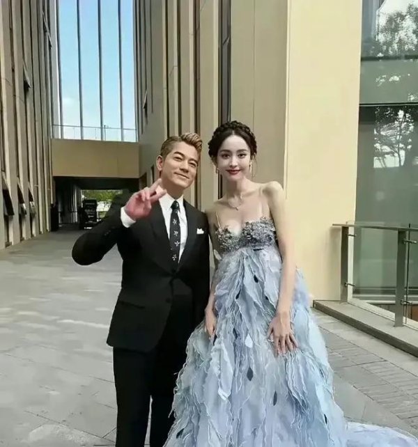 在线炒股配资必选 怪不得这么多男明星和她传过绯闻，现实中确实惊为天人